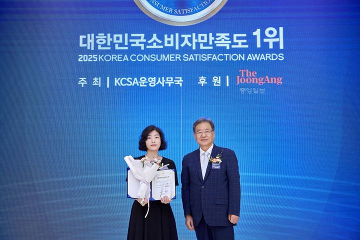 [서울=뉴시스]노아란(왼쪽) 프리드라이프 이사와 이선재 서울대학교 학교컨설팅 연구회 이사.(사진=프리드라이프 제공) 2025.07.08. photo@newsis.com *재판매 및 DB 금지