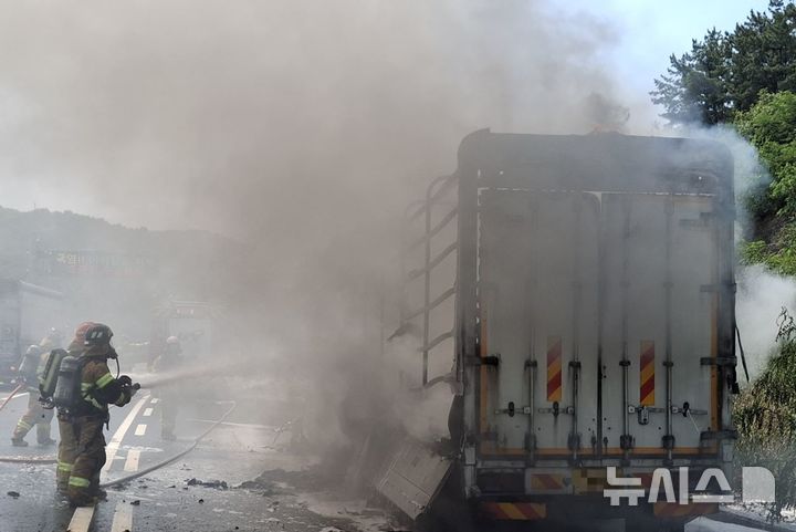 영천시 북안면 4번 국도, 6.5t 윙바디 화재 현장