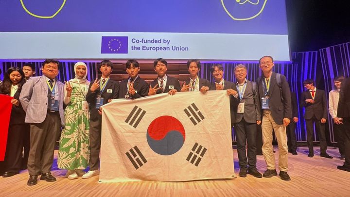 [서울=뉴시스] 스웨덴 룬드에서 열린 국가별 팀 단위 물리 토론대회 국제청소년물리토너먼트에서 한국 대표팀이 은메달을 따냈다. (사진=과기정통부 제공) *재판매 및 DB 금지