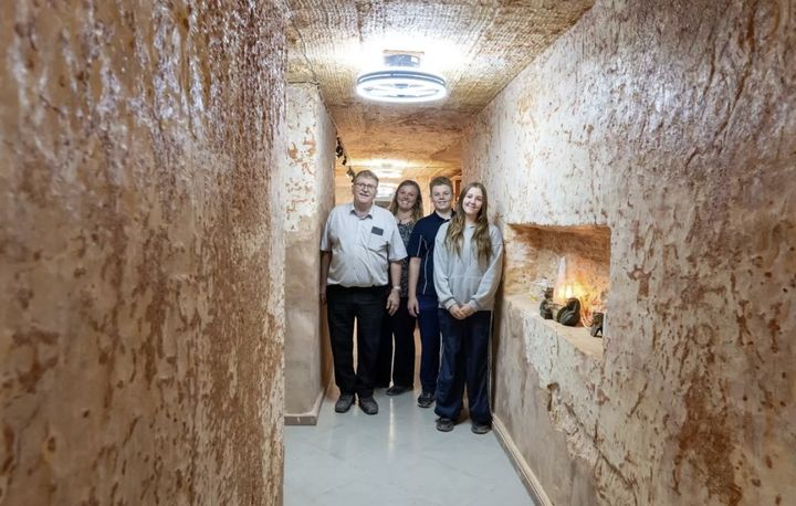 [서울=뉴시스] 폭염을 피해 지하 4m 깊이에 주택을 짓고 사는 호주 가족이 온라인상에서 화제다. (사진=더 미러 갈무리) 2025.07.08 *재판매 및 DB 금지