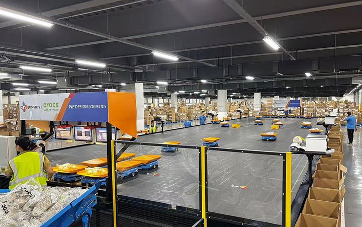 [서울=뉴시스] 중국 상하이 크록스 물류센터에서 작업자들이 로봇 분류 시스템을 운영하는 모습. (사진=CJ대한통운) 2025.07.08 photo@newsis.com *재판매 및 DB 금지 *재판매 및 DB 금지