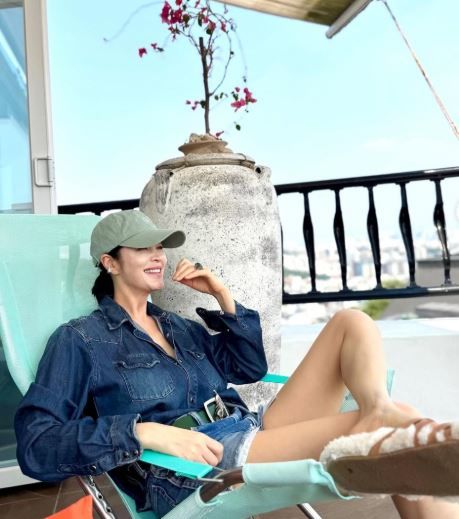 [서울=뉴시스] 배우 김혜수는 7일 소셜미디어에 휴가를 즐기는 듯한 모습의 사진 여러 장을 올렸다. (사진=김혜수 인스타그램 캡처) 2025.07.08. photo@newsis.com *재판매 및 DB 금지