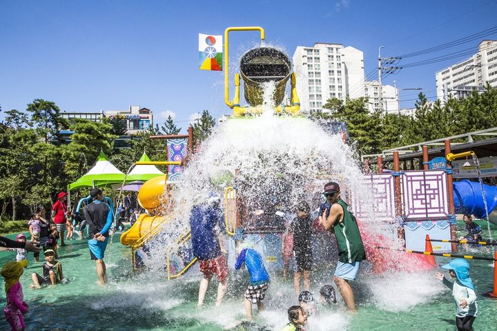 [울산=뉴시스] 박수지 기자 = 울산시 북구가 오는 19일부터 8월 24일까지 공원과 체육시설 등 12곳에 도심 물놀이장을 운영한다. 사진은 북구 도시공원 물놀이장. (사진=북구 제공) 2025.07.08. photo@newsis.com *재판매 및 DB 금지