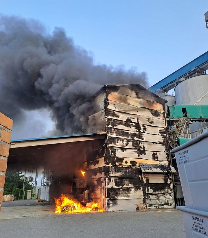 [김제=뉴시스] 8일 오전 5시48분께 전북 김제시 진봉면의 곡물 저장창고 내 설비 제어실에서 불이 나 화염과 연기가 피어오르고 있다. (사진=전북도소방본부 제공) 2025.07.08. photo@newsis.com *재판매 및 DB 금지