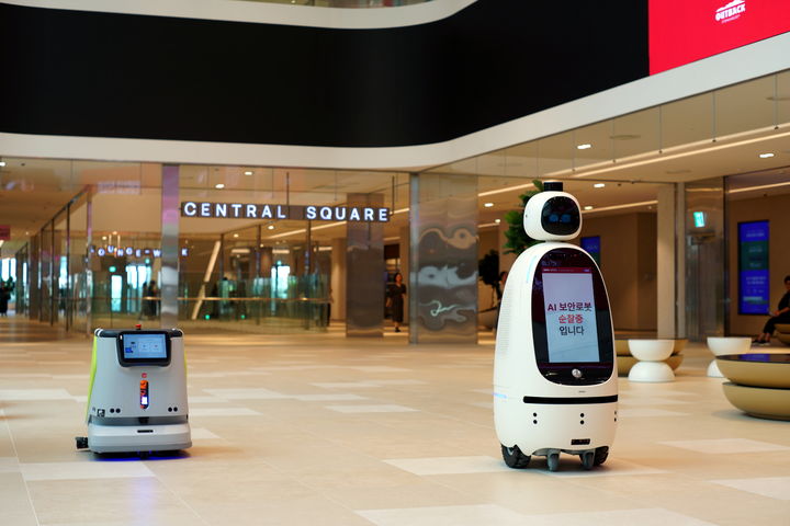 [서울=뉴시스] KT에스테이트가 서울 광진구 이스트폴에서 운영 중인 순찰로봇과 청소로봇의 모습. 2025.07.08. (사진=KT에스테이트 제공) photo@newsis.com&nbsp; *재판매 및 DB 금지