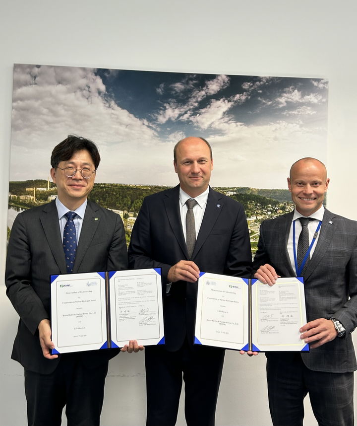 [세종=뉴시스]한수원이 7일(현지시간) 체코 국영 연구기관인 유제이브이-레즈와 원자력 청정수소 기반연구에 대한 MOU를 체결했다.(사진=한국수력원자력 제공) *재판매 및 DB 금지