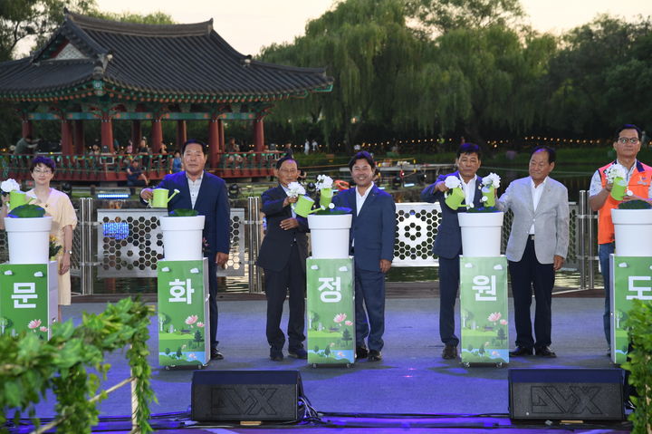 [부여=뉴시스] 조명휘 기자 = 부여군이 4일 궁남지에서 '역사문화 정원도시' 선포식을 열고 있다. (사진= 부여군 제공) 2025.07.08. photo@newsis.com *재판매 및 DB 금지