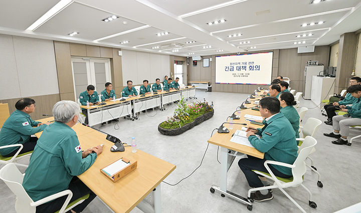 지난 7일 정선군청 소회의실에서 최승준 정선군수 주재로 관계 부서장 20여 명이 참석한 가운데 긴급 대책회의를 개최하고 있다.(사진=정선군 제공) *재판매 및 DB 금지