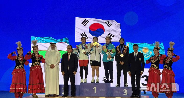 [서울=뉴시스]역도 이다연, 아시아유소년선수권서 2년 연속 우승. (사진=대한역도연맹 제공)