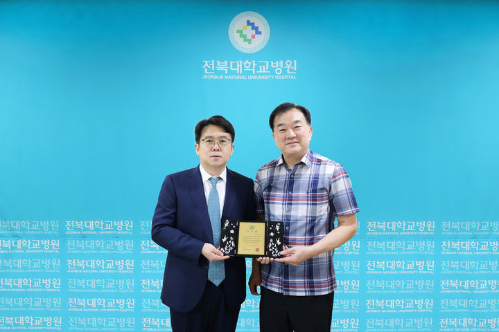 전북대학교병원은 온누리안과 정영택 원장이 병원 발전을 위해 발전후원금 1억원을 기부했다고 8일 밝혔다. *재판매 및 DB 금지