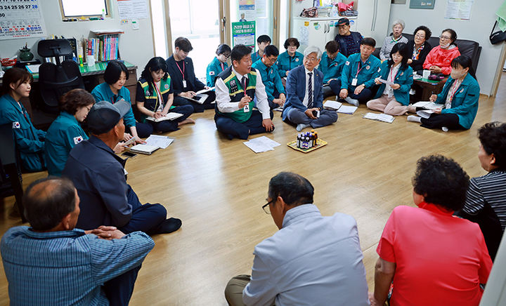 지난 6월5일 이상호 태백시장이 간부공무원들을 대동하고 소도지역 경로당을 순방하고 있다.(사진=태백시 제공) *재판매 및 DB 금지