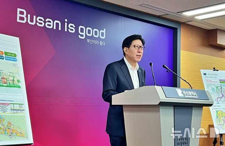 [부산=뉴시스] 원동화 기자 = 박형준 부산시장이 8일 부산시청 기자회견장에서 1단계 노후계획도시정비 기본계획(안)을 발표했다. 2025.07.08. dhwon@newsis.com