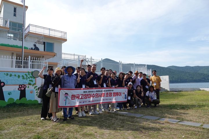 [통영=뉴시스] 신정철 기자= 통영시는 지난 7일 통영시청 1청사 회의실에서 한국고양이수의사회(회장 김지헌)와 ‘통영 고양이섬 K-관광명소화 사업 활성화’를 위한 업무협약을 체결했다.사진은 지난 6일부터 1박 2일간 고양이학교의 소재지인 한산면 용호도 일원에서 전국적으로 유명한 유튜브 채널(미아옹철의 냥냥펀치)을 운영 중인 김명철 수의사 등 고양이전문가 16명이 참가해 팸투어를 진행했다.(사진=통영시 제공).2025.07.08. photo@newsis.com *재판매 및 DB 금지