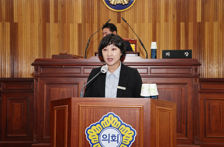 [영동=뉴시스] 8일 오전 335회 영동군의회 임시회 1차 본회의에서 김은하 군의원이 5분 자유발언을 통해 가족친화인증 기업을 확대 지정하고 지원하자고 제안하고 있다. (사진=영동군의회 제공) 2025.07.08. photo@newsis.com *재판매 및 DB 금지