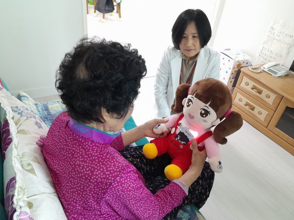 [통영=뉴시스] 신정철 기자= 경남 통영시는 본격적인 무더위에 대비해 인공지능 돌봄로봇 ‘통영이’를 사용 중인 관내 독거 치매 어르신 30명을 대상으로 7월부터 8월까지 폭염 대응 집중관리사업을 운영한다고 8일 밝혔다.사진은인공지능 돌봄로봇 ‘통영이’ 운영 모습.(사진=통영시 제공).2025.07.08. photo@newsis.com *재판매 및 DB 금지