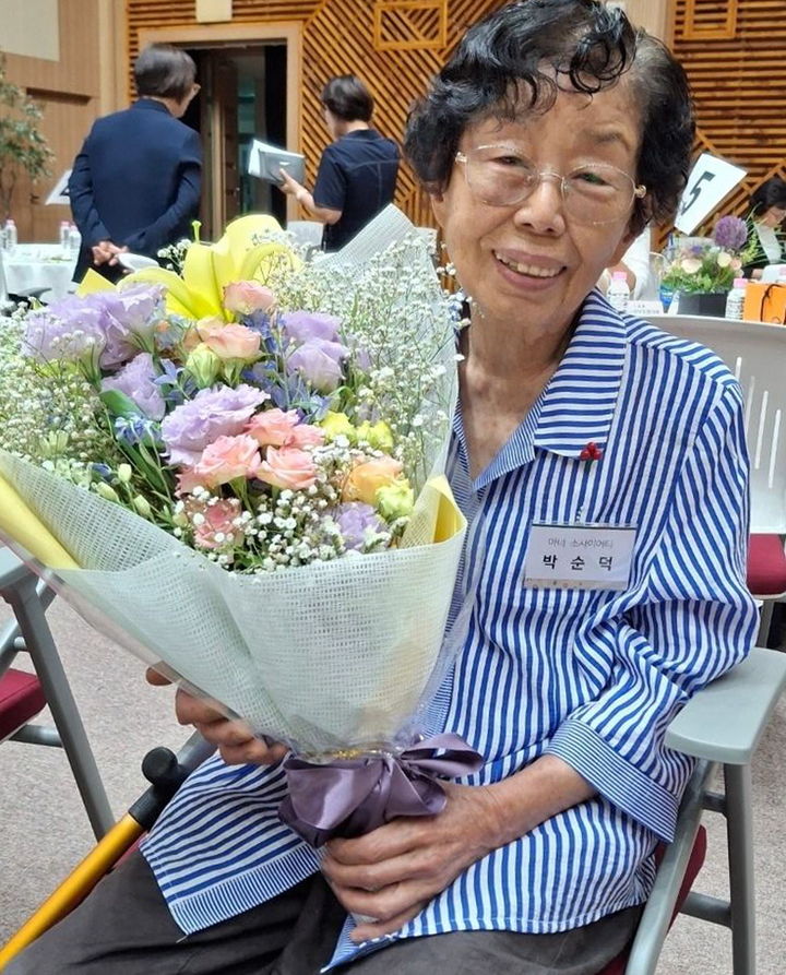 [정읍=뉴시스] 사회복지공동모금회 개인 고액기부자 클럽 '아너 소사시어티' 회원이 된 박순덕 할머니. *재판매 및 DB 금지