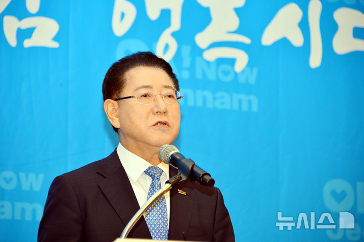 [순천=뉴시스] 김석훈 기자 = 김영록 전남도지사가 8일 순천 에코그라드호텔에서 민선 8기 3주년 동부권 언론사 기자회견을 하고 있다.2025.07.08. kim@newsis.com