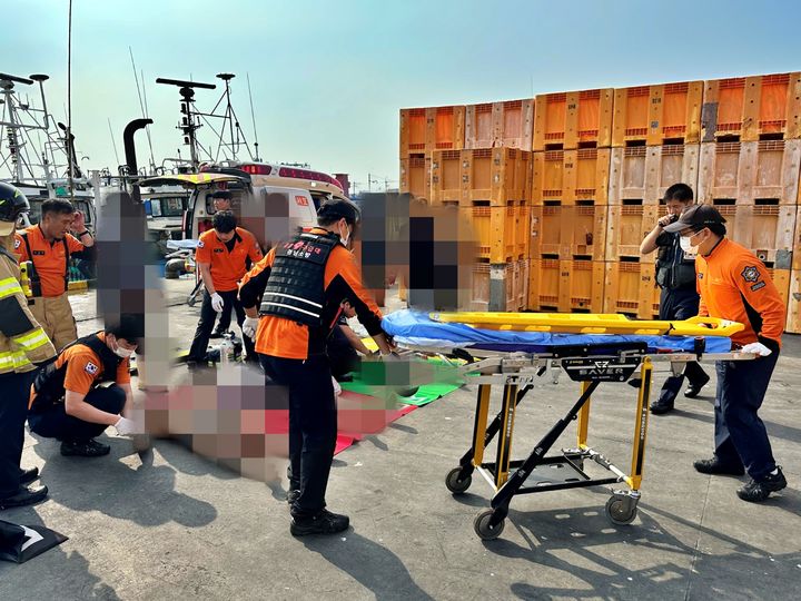 [통영=뉴시스] 신정철 기자= 8일 오전 8시 33분께 통영시 동호동 통영수협 위판장 앞 해상에 계류중이던 통영선적 9.77t급 연안선망어선 A호(승선원 10명)에서 어창청소를 하던 선원 4명(한국인 1명, 외국인 3명)이 가스에 질식해 병원으로 이송됐다.사진은 통영해경이 119구급대와 함께 응급조치 후 신속하게 인근병원으로 이송하고 있다.(사진=통영해경 제공).2025.07.08. photo@newsis.com *재판매 및 DB 금지