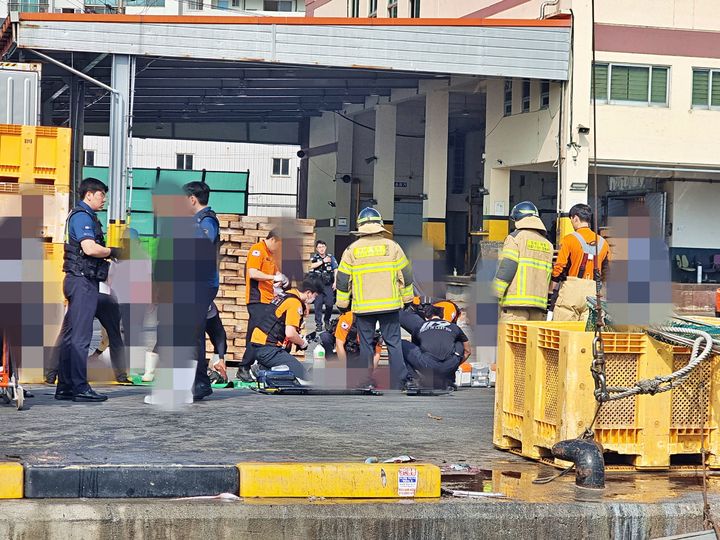 [통영=뉴시스] 신정철 기자= 8일 오전 8시 33분께 통영시 동호동 통영수협 위판장 앞 해상에 계류중이던 통영선적 9.77t급 연안선망어선 A호(승선원 10명)에서 어창청소를 하던 선원 4명(한국인 1명, 외국인 3명)이 가스에 질식해 병원으로 이송됐다.사진은 통영해경이 119구급대와 함께 응급조치 후 신속하게 인근병원으로 이송하고 있다.(사진=통영해경 제공).2025.07.08. photo@newsis.com *재판매 및 DB 금지