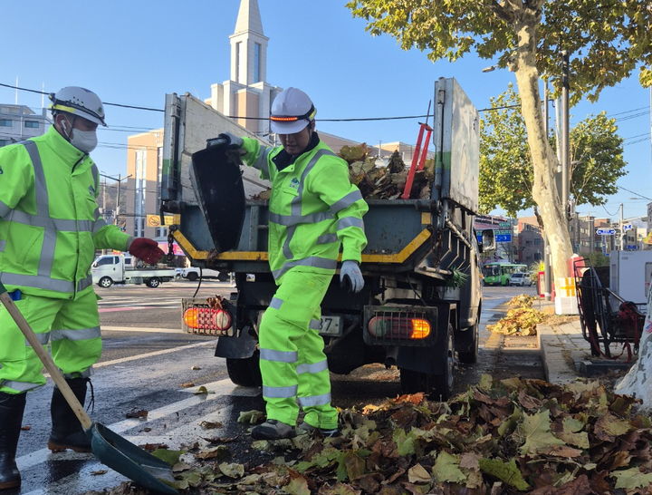 [서울=뉴시스] 환경미화원들이 강북구 관내 거리를 청소하고 있다. 2025.07.08. (사진=강북구 제공) *재판매 및 DB 금지