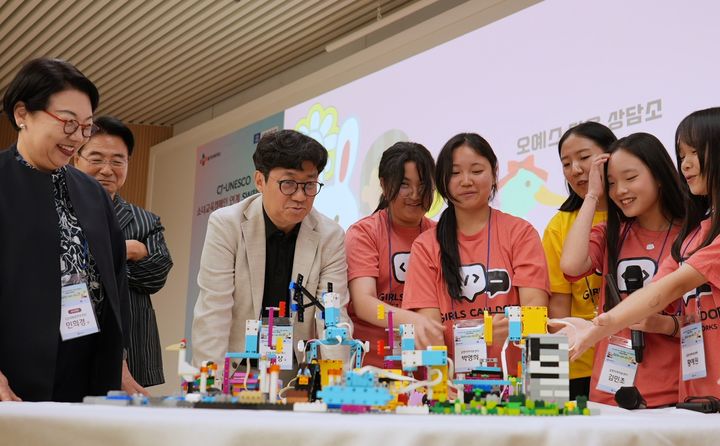 지난 5일 개최한 Girls can do IT 해커톤에서 참가 학생들이 심사위원단에게 레고 블록으로 만든 작품을 시연하고 있다. (왼쪽부터) 민희경 CJ사회공헌추진단장, 송창훈 서울시자원봉사센터장, 유인상 CJ올리브네트웍스 대표이사(사진=CJ올리브네트웍스 제공) *재판매 및 DB 금지