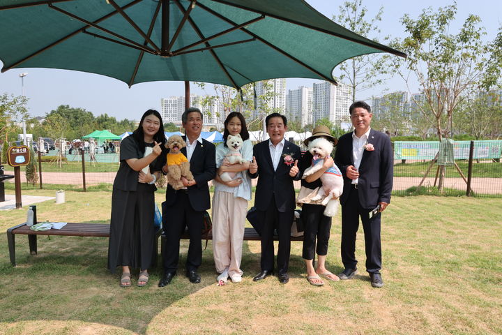 [진천=뉴시스] 송기섭(오른쪽 세 번째) 충북 진천군수가 8일 진천군 덕산읍 두촌리 돌실공원 일원에서 반려동물 놀이터 개장식 행사를 가진 뒤 참석자들과 기념촬영을 하고 있다. (사진=진천군 제공) 2025.07.08. photo@newsis.com *재판매 및 DB 금지