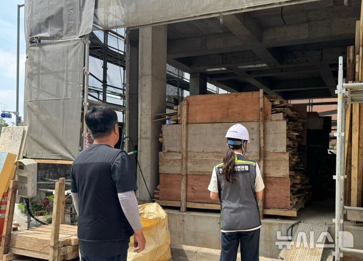 [안성=뉴시스] 경기 안성시 집중호우와 태풍 대비 안전점검 모습. (사진=안성시 제공) 2025.07.08. photo@newsis.com 