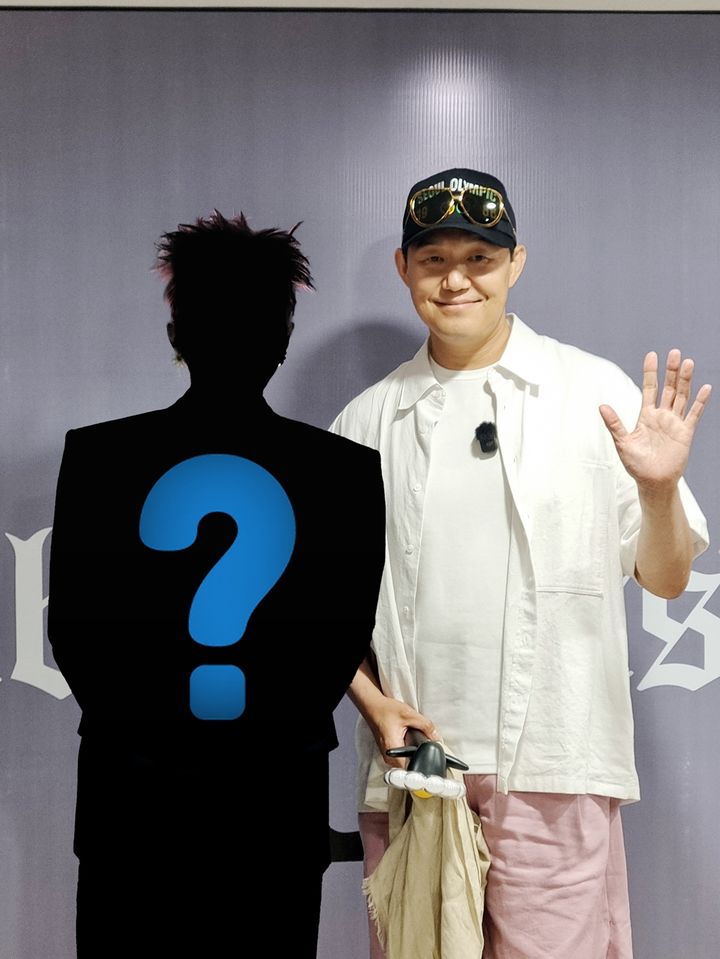 [서울=뉴시스] 박성웅은 8일 자신의 유튜브 채널 '유딱날(유튜브하기 딱 좋은 날씨네)'에 다음 게스트를 예고하는 사진을 올렸다. (사진=유튜브 채널 '유딱날' 커뮤니티) 2025.07.08. photo@newsis.com&nbsp; *재판매 및 DB 금지