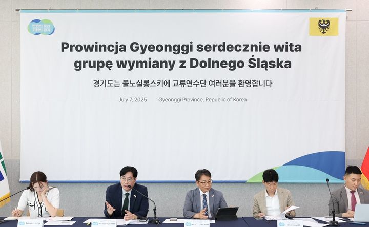 [수원=뉴시스] 박근균 경기도 국제협력국장이 폴란드 돌노실롱스키에주와의 정책 교류 간담회에서 인사말을 하고 있다. (사진=경기도 제공) 2025.07.08. photo@newsis.com *재판매 및 DB 금지