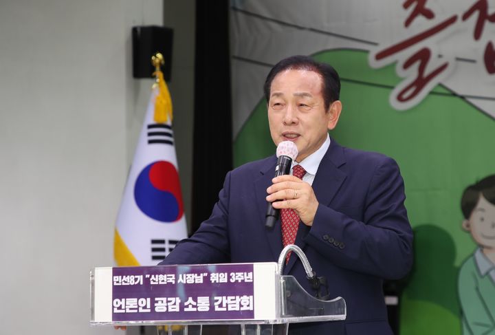  [문경=뉴시스] 김진호 기자 = 신현국 문경시장이 8일 시청 대회의실에서 열린 '민선 8기 취임 3주년 언론인 공감 소통 간담회'에서 지난 3년간 시정 운영 성과 및 향후 발전 방향을 설명하고 있다. 2025.07.08. kjh9326@newsis.com *재판매 및 DB 금지
