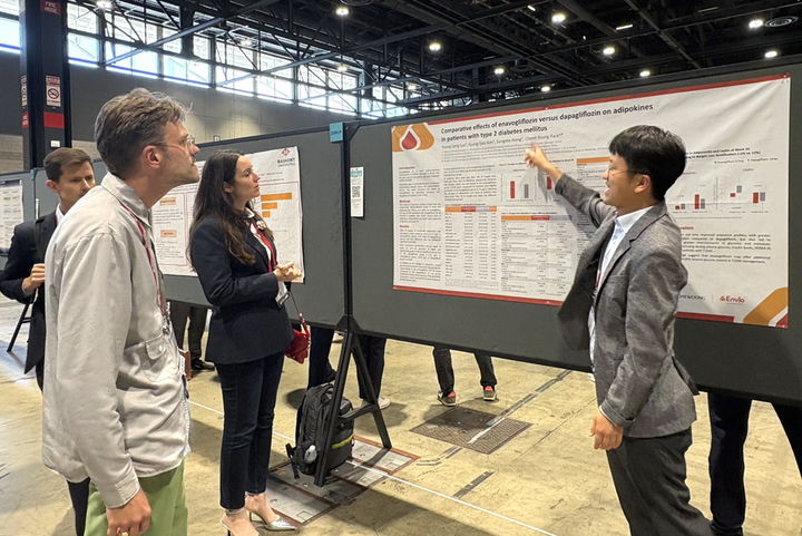 [서울=뉴시스] 류영상 조선대학교 내분비대사내과 교수(맨 오른쪽)가 참관객에게 연구 결과를 설명하고 있다. (사진=대웅제약 제공) 2025.07.08. photo@newsis.com *재판매 및 DB 금지