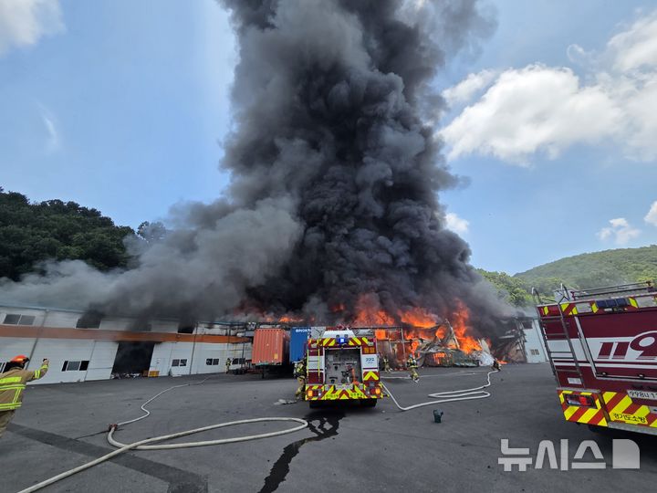 [파주=뉴시스] 경기 파주시 파주읍 한 폐의류 선별 공장에서 불이 나 소방 당국이 진화 작업을 벌이고 있다.(사진=경기북부소방재난본부 제공)photo@newsis.com