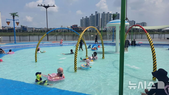 [포항=뉴시스] 송종욱 기자 = 경북 포항시가 이달 1일 침촌근린공원 물놀이터 문을 연 데 이어 12일 형산강·포은 어린이물놀이장을, 15일 철기문화·도음산·양덕 한마음다목적공원 물놀이장을 개장한다. 사진은 남구 연일읍 형산강 야외 물놀이장 전경. (사진=포항시 제공) 2025.07.08. photo@newsis.com
