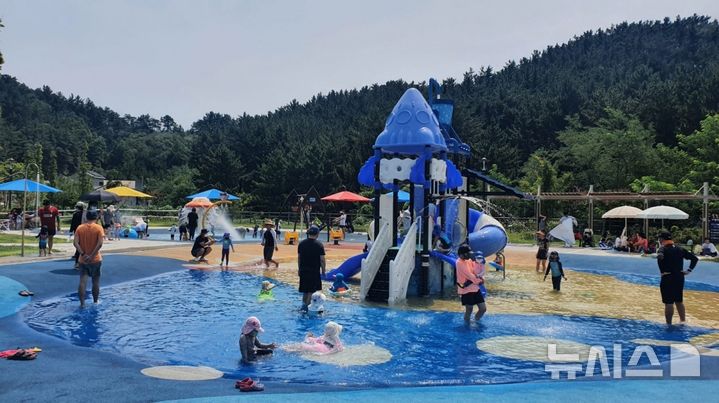 [포항=뉴시스] 송종욱 기자 = 경북 포항시가 이달 1일 침촌근린공원 물놀이터 문을 연 데 이어 12일 형산강·포은 어린이물놀이장을, 15일 철기문화·도음산·양덕 한마음다목적공원 물놀이장을 개장한다. 사진은 양덕동 한마음다목적공원 물놀이장 전경. (사진=포항시 제공) 2025.07.08. photo@newsis.com