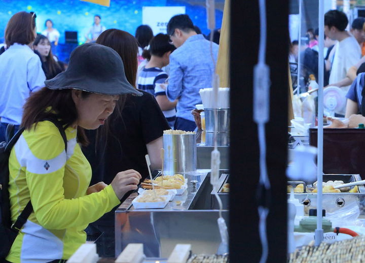 [인제=뉴시스] 8일 인제군(군수 최상기)은 내달 31일까지 물가안정관리 특별대책기간으로 정해 물가대책상황실 운영과 함께 민‧관 합동 물가안정 지도‧점검반을 가동해 현장 점검을 강화할 계획이다 고 밝혔다. 사진은 인제 야시장 모습. 인제군 제공.&nbsp; *재판매 및 DB 금지