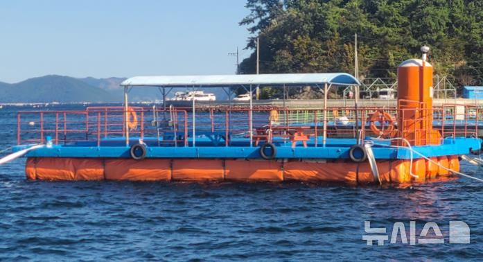 [서울=뉴시스] 한국해양교통안전공단(KOMSA)이 최근 안정성 검사를 수행한 경남 거제도 인근 계도에 있는 수상낚시터 형태의 수상 구조물 모습. 