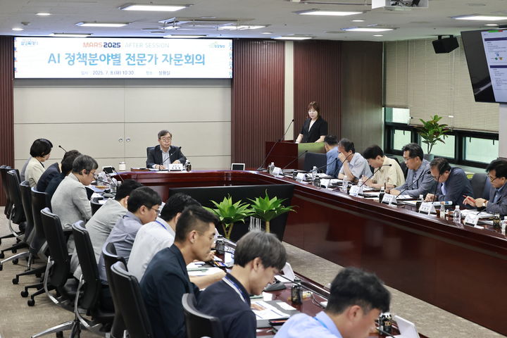 [화성=뉴시스] 조승문 경기 화성시 제2부시장이 8일 시청 상황실에서 인공지능(AI) 정책분야별 전문가 자문회의를 주재하고 있다. (사진=화성시 제공) 2025.07.08. photo@newsis.com *재판매 및 DB 금지