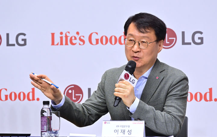[서울=뉴시스]이재성 LG전자 ES사업본부장 8일 마곡 LG사이언스파크에서 열린 기자간담회에서 HVAC(냉난방공조) 사업 전략방향과 AI 데이터센터향 솔루션 등을 소개하고 있다. (사진=LG전자 제공) 2025.07.08. photo@newsis.com *재판매 및 DB 금지