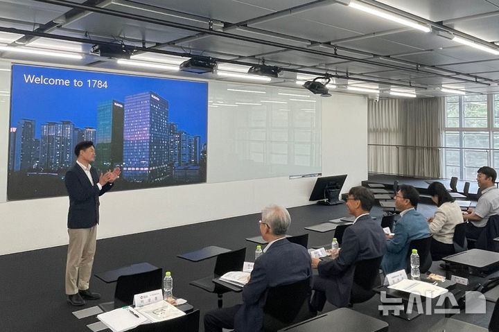 [성남=뉴시스]경남도 김명주(오른쪽서 네 번째) 경제부지사가 8일 경기도 성남시 네이버 AI연구소를 방문해 간담회를 마친 후 세계 최초의 로봇 친화 건물 '네이버 1784' 등에 대한 설명을 듣고 있다.(사진=경남도 제공) 2025.07.08. photo@newsis.com