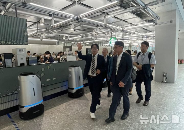 [성남=뉴시스]경남도 김명주(앞줄 오른쪽) 경제부지사가 8일 경기도 성남시 네이버 AI연구소를 방문해 간담회를 마친 후 세계 최초의 로봇 친화 건물 '네이버 1784' 내부를 둘러보고 있다.(사진=경남도 제공) 2025.07.08. photo@newsis.com