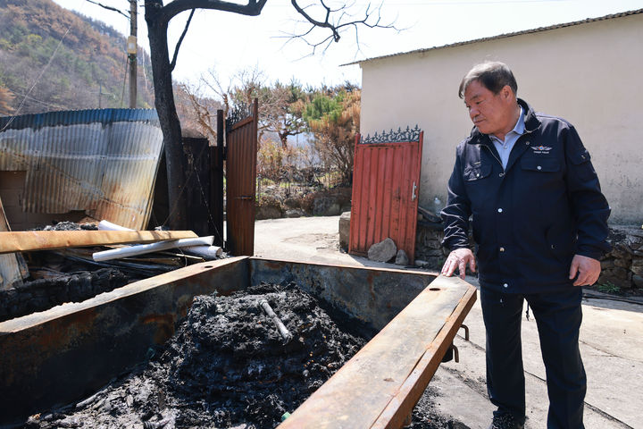 지난 3월 산청군 시천면 산불로 인해 불에 탄 주택을 이승화 산청군수가 둘러보고 있다. *재판매 및 DB 금지