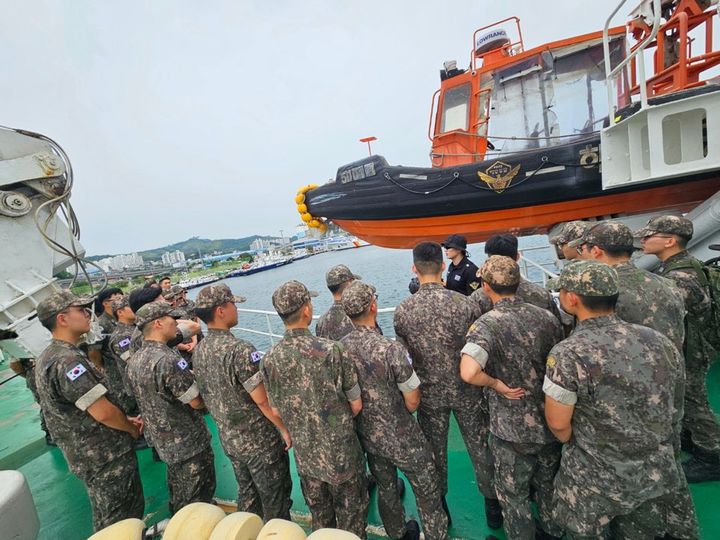 [동해=뉴시스] 8일 해군사관학교 3학년 사관생도 143명을 대상으로 동해해경청 견학을 하고 있다.(사진=동해해경청 제공)photo@newsis.com *재판매 및 DB 금지