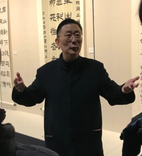 션지아신 부주석. 국가 1급 미술사로 상하이시 서예가협회 부주석, 상하이시 소장협회 부회장, 중국 문화부 예술품평가위원회 서화 감정위원, 베이징대학 서예예술연구소 객원교수, 푸단대 중화 고서 보호연구원, 푸단 대학 문물보호혁신 연구원 특채교수, 상하이 중의약대학 겸임교수, 상하이 대학 박물관 고급 감정 고문, 상하이 미술관 서화 평가 감정위원, 유해비(刘海粟)미술관 예술 위원회 위원. 2008년 일본에 가서 당나라 왕위 (王维)의 ‘강산에 설도’를 감정했다. *재판매 및 DB 금지
