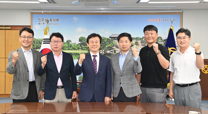 [진주=뉴시스]진주시-윌로펌프, 기계부품 분야 협력 방안 논의.(사진=진주시 제공).2025.07.08.photo@newsis.com *재판매 및 DB 금지