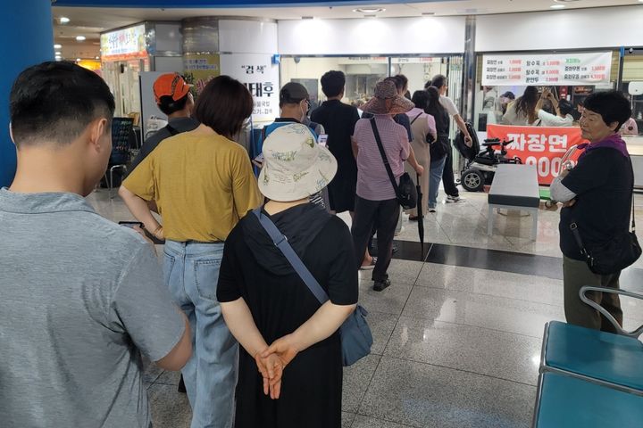 [대구=뉴시스] 이상제 기자 = 대구 중구 메트로센터 지하상가 '산시로' 중식당 앞에 시민들이 줄지어 있다. 2025.07.08. king@newsis.com&nbsp; *재판매 및 DB 금지