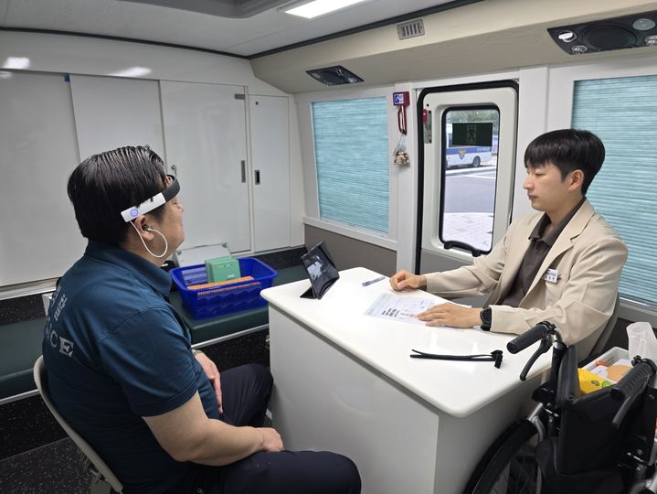 [홍성=뉴시스] 충남자치경찰위원회 힐링버스에서의 심리회복 프로그램 운영 모습.&nbsp; *재판매 및 DB 금지