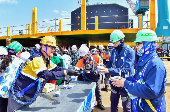 [울산=뉴시스] HD현대중공업이 무더위에 지친 직원들에게 팥빙수를 제공하고 있다. (사진=HD현대중공업 제공) photo@newsis.com *재판매 및 DB 금지