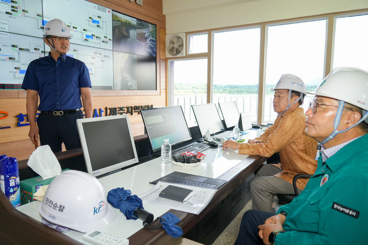 [제주=뉴시스] 오영훈(가운데) 제주도지사가 8일 오전 서귀포시 표선면 성읍리 성읍저수지를 찾아 관계자 설명을 듣고 있다. (사진=제주도 제공) 2025.07.08. photo@newsis.com *재판매 및 DB 금지