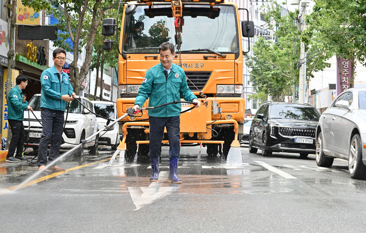[울산=뉴시스] 구미현 기자 =울산시 중구가 8일 학성로 44 일원에서 폭염 대비 살수차 운행 현장 점검을 실시했다. 이날 김영길 중구청장은 살수차에 탑승해 성남동 원도심 일대를 돌며 직접 살수 작업을 시행했다. (사진=울산시 중구 제공) photo@newsis.com *재판매 및 DB 금지