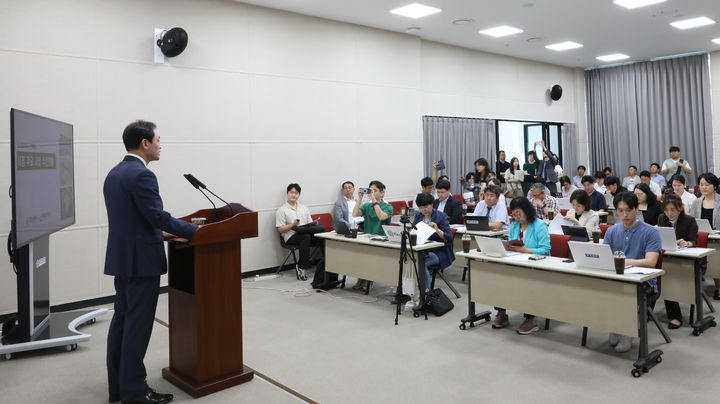 [대전=뉴시스]정국영 대전도시공사 사장이 8일 대전시청 브리핑룸에서 도시공사에서 시행 중인 주요 시책 사업에 대해 설명하고 있다. (사진=대전도시공사 제공) 2025. 07. 08 photo@newsis.com&nbsp; *재판매 및 DB 금지